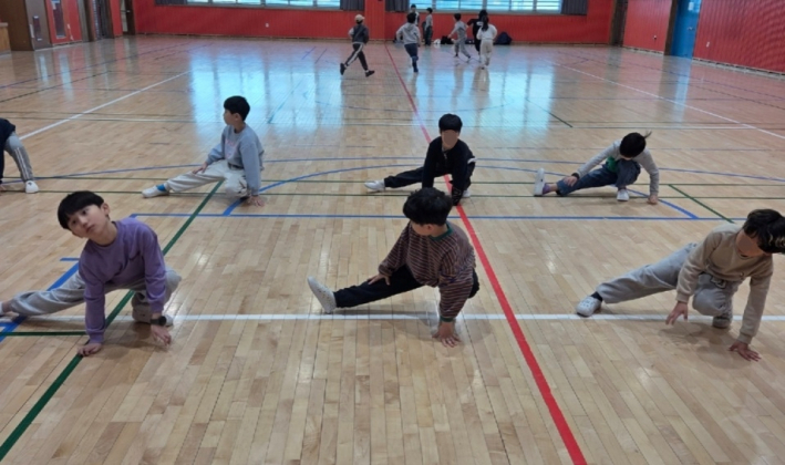 수원초등학교 다함께 학교돌봄터 프로그램 '뉴스포츠' 활동에 참여한 학생들이 체육관에서 몸풀기 운동을 하고 있다