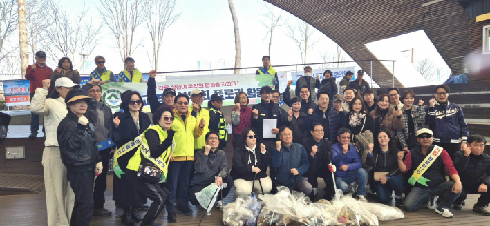 '봄맞이 클린활동'에 참여한 주민들