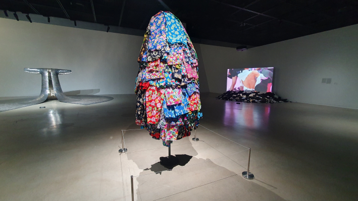 잉카 쇼니바레가 혼합매체로 제작한 조각 작품 〈케이크 키드(Cake Kid)〉가 놓인 전시 전경