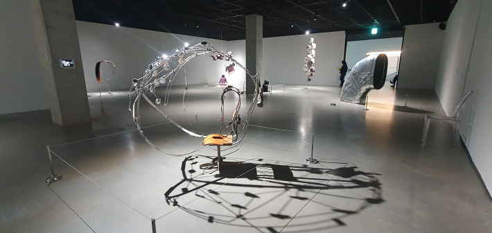 이형구가 철제 뼈대와 볼록 거울, 의자 등을 복잡하게 결합해 신체 통제를 실험한 조형물 〈Mirror Canopy〉