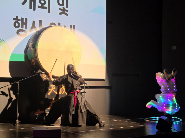 대북과 비보잉 공연 콜라보