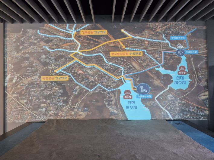 원천호수와 신대호수를 연결하는 수질개선시설과 물순환 구조를 따라 읽다 보면 도시의 물길이 한눈에 이어지는 듯하다.