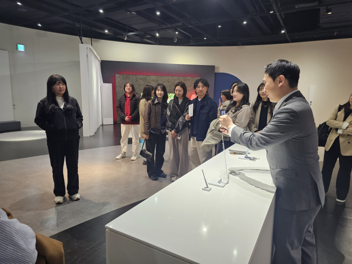 교사들이 AI 기능이 탑재된 최신 스마트폰 '갤럭시 S26 울트라'를 체험하며 교육 활용 방안을 모색하고 있다.