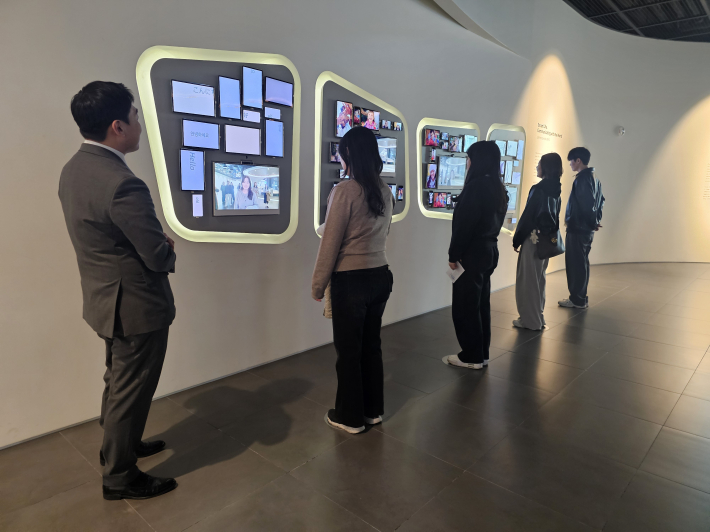 참가 교사들이 삼성전자의 최신 플래그십 제품을 직접 체험하며 미래형 수업 아이디어를 구상하고 있다.