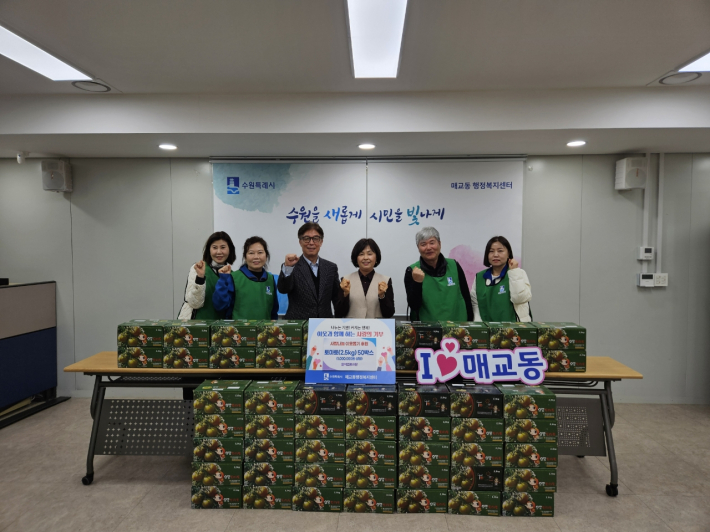 팔색조 봉사단, 팔달구 매교동에 토마토(2.5kg) 50박스를 전달하고 있다.