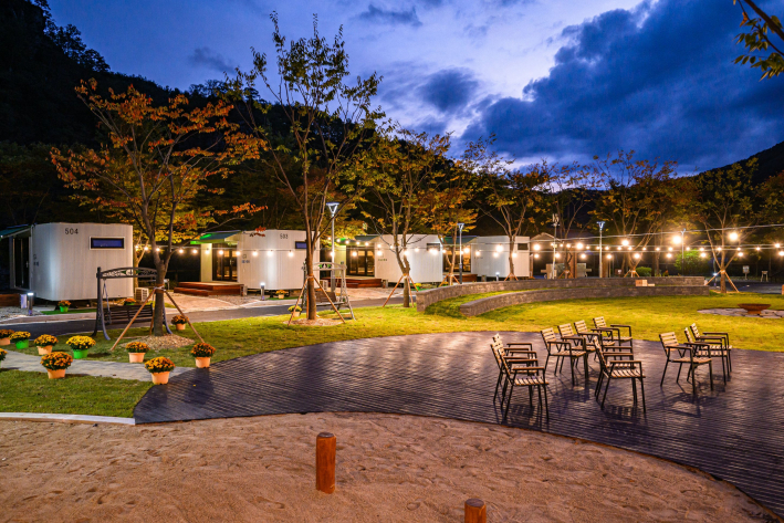 청량산에 가장 가깝게 자리잡은 청량산 수원캠핑장의 카라반들.