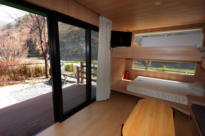 청량산 수원캠핑장 카라반 내부 모습.