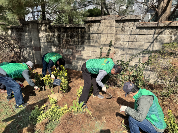 식재 하는 모습