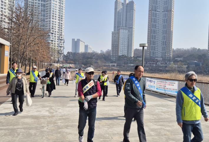 봄맞이 클린 활동 중인 주민과 단체