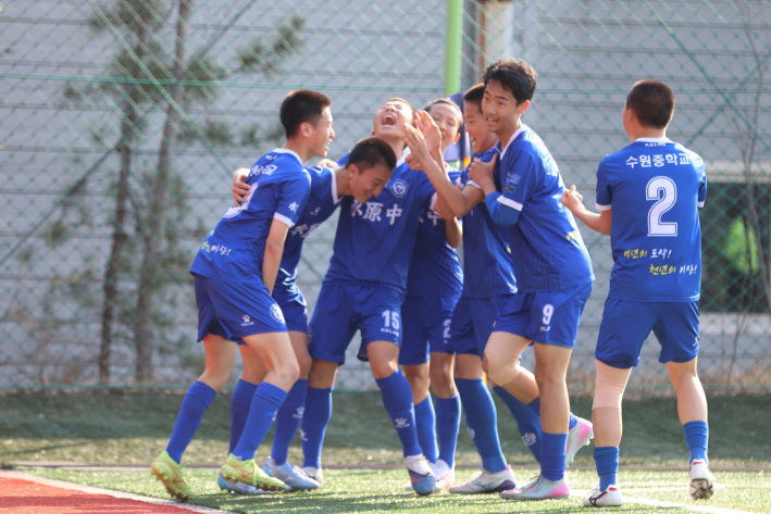 8강진출이 확정되고 축구부원들이 모두 기쁨에 환호하고 있다.