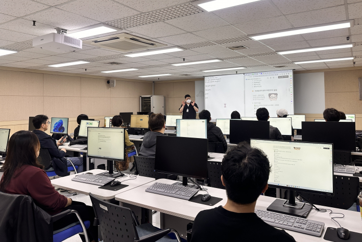 3월 23일 시청 정보화교육장에서 새빛 취업지원 강의가 진행되고 있다.