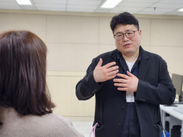 정상현 컨설턴트가 인터뷰를 하고 있다.