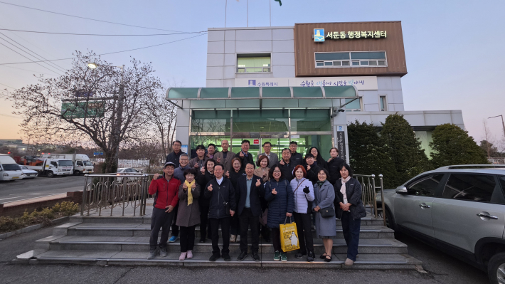 서둔동 주민자치회 위원들이 구 청사에서 열린 마지막 정기회의를 마친 뒤 기념촬영을 하고 있다.