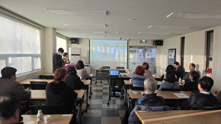 서둔동 주민자치회 위원들이 회의자료를 바탕으로 2026년 사업 계획을 논의하고 있다.