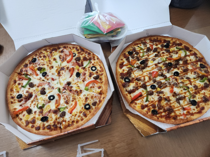 토핑이 풍부하게 올라간 피자. 한 판 1만 원대로 부담 없이 즐길 수 있다.