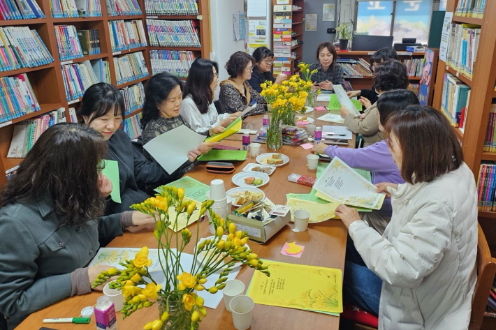 정2새마을문고 봉사자들이 시낭독을 하고있다.