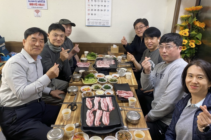 정자1동장이 환경관리원과 간담회를 진행하고 있다.