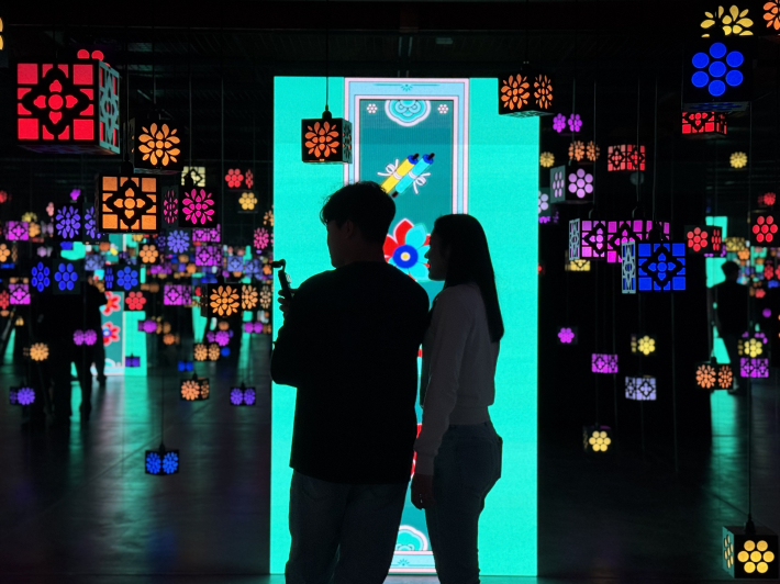 글로벌 인플루언서가 '2026-2027 수원 방문의 해' 개별 여행콘텐츠 촬영을 하고 있다.     