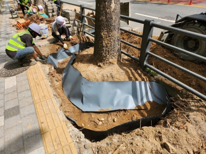 방근시트를 설치해 정비하는 모습