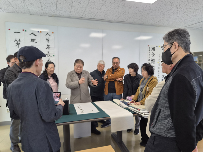 수원박물관 서화교실 수업, 글씨 쓰는 법 설명