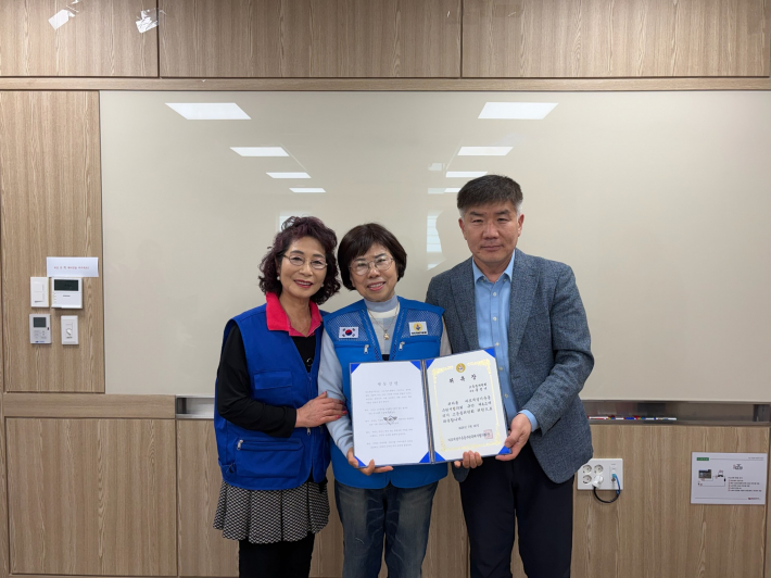 고등동 바르게살기운동위원회 위촉장 전달식을 진행하고 있다.