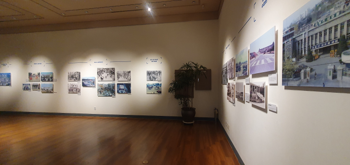 1부 전시 벽면, 과거 수원시청 건물을 비롯해 수원의 옛 거리 풍경과 도시 변화를 보여주는 사진들이 나란히 전시된 공간.