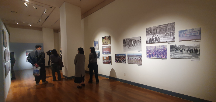 관람객들이 사진을 보는 모습이 담긴 2부 '그해, 수원 사람들' 전시 장면
