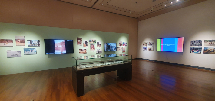 컬러 사진과 영상이 함께 배치된 3부 '총천연색 수원 사람들의 기록' 전시 전경