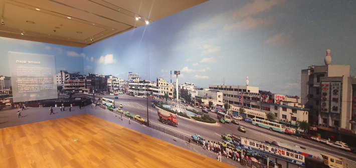 1980년대 수원역 앞 풍경을 크게 확대한 대형 벽면 사진