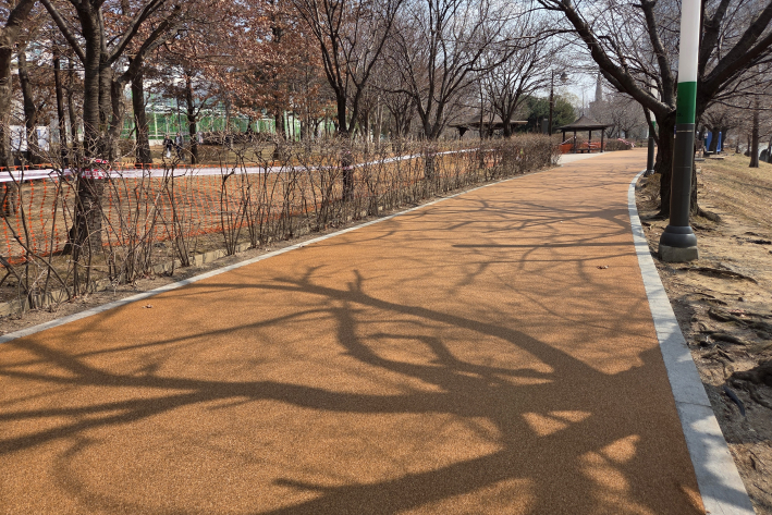 만석공원에 적용된 코르크 포장사진이다