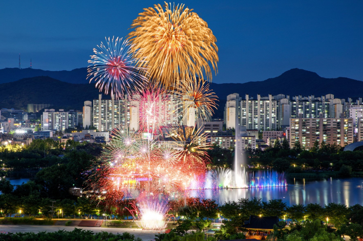 사진2)'만석거 새빛축제' 불꽃놀이.    
