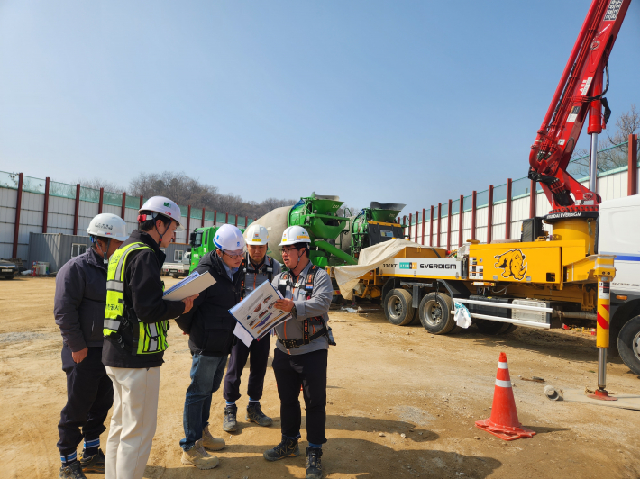 현장에 도착해서 지하현장에 들어가기 전의 모습