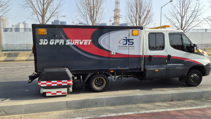 GPR탐사를 수행하는 특수 차량을 소개 중이다.