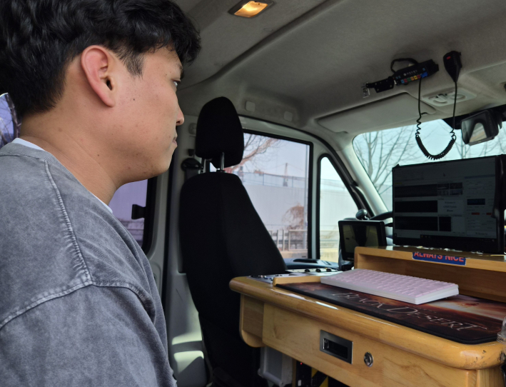 데이터를 컴퓨터로 수집하는 작업 중인 전문가