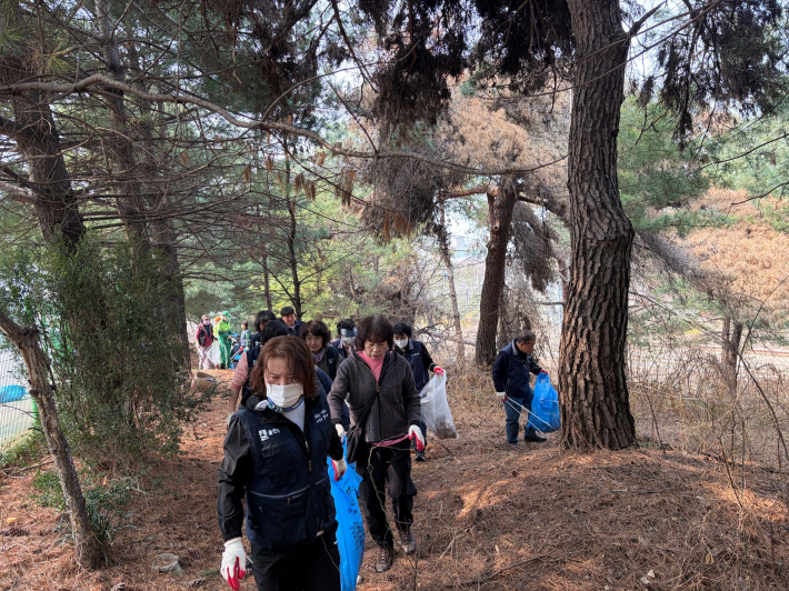지난 24일 율천동 통장협의회와 환경관리원, 동 직원등 60여 명이 참여해 환경정비를 했다.