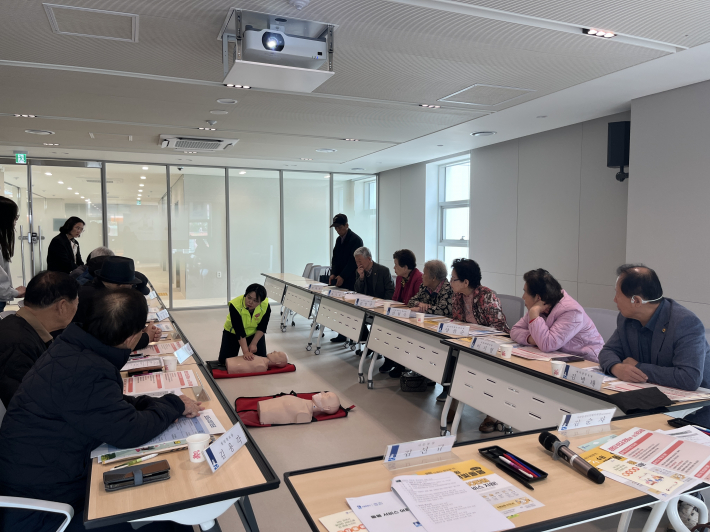 '제대로 배워 대비해요!'권선구, 경로당 찾아가는 응급안전 교육 진행