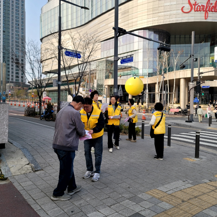 청소년 유해환경 캠페인을 위해 홍보물 전달