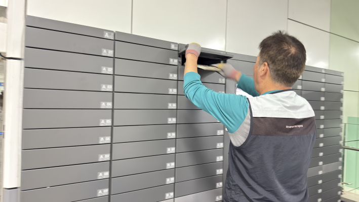 무인대출기에 예약도서 투입중