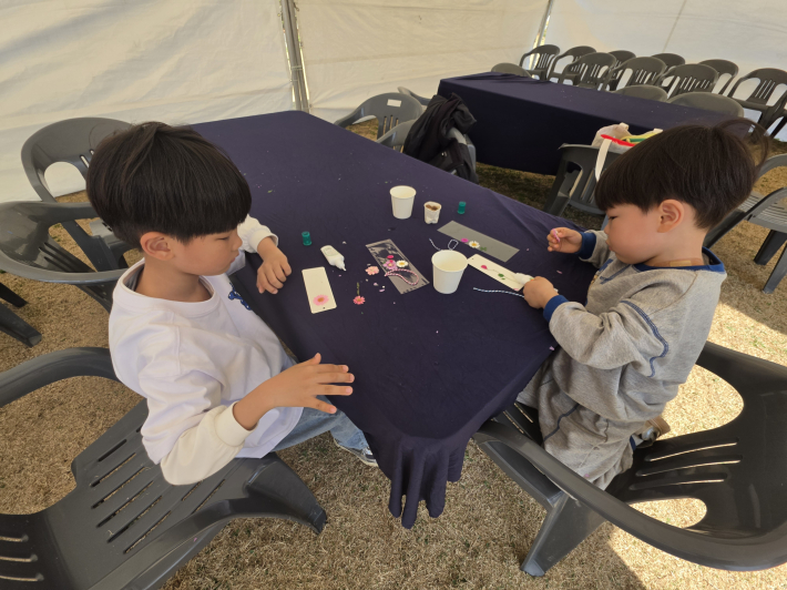 꽃갈피 만드는 형제