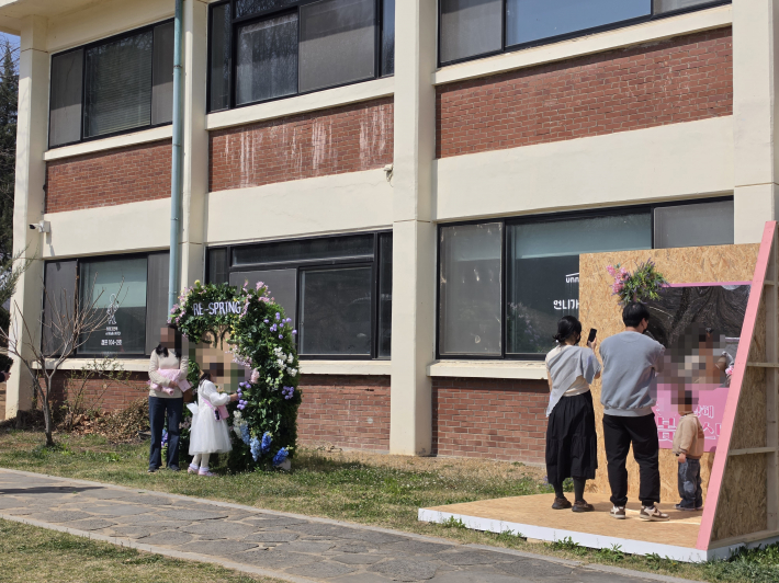 포토존에서 추억을 남기는 시민들