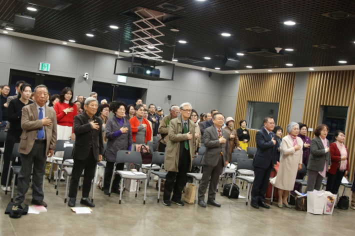 선배 문인들에게 묵념하는 문인협회 회원들