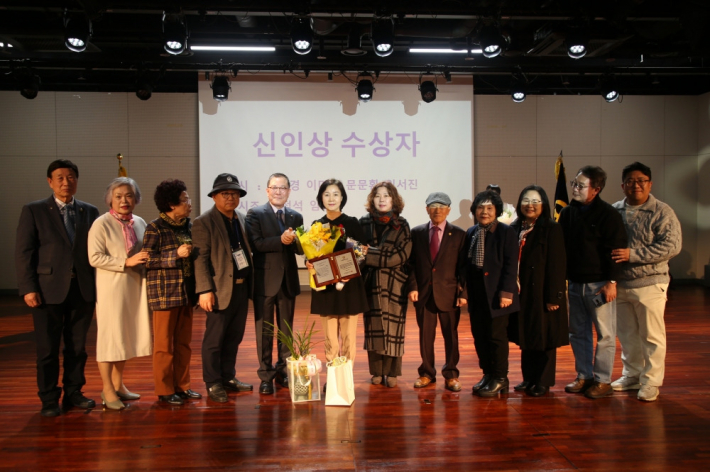 신인문학상 수상자들과 함께