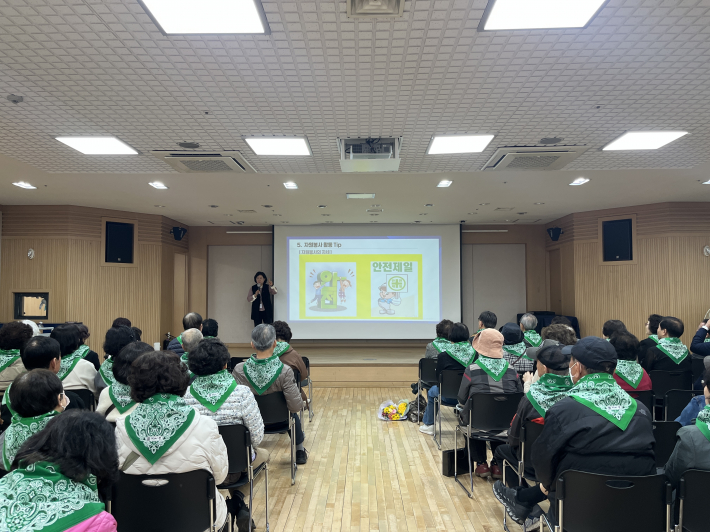 수원시자원봉사센터 강사 연계 자원봉사 기초 및 안전교육이 한창이다. 