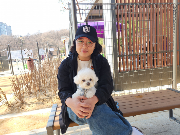 반려견 산책 예절 교육에 참여한 시민이 밝은 표정으로 인터뷰에 응하고 있다