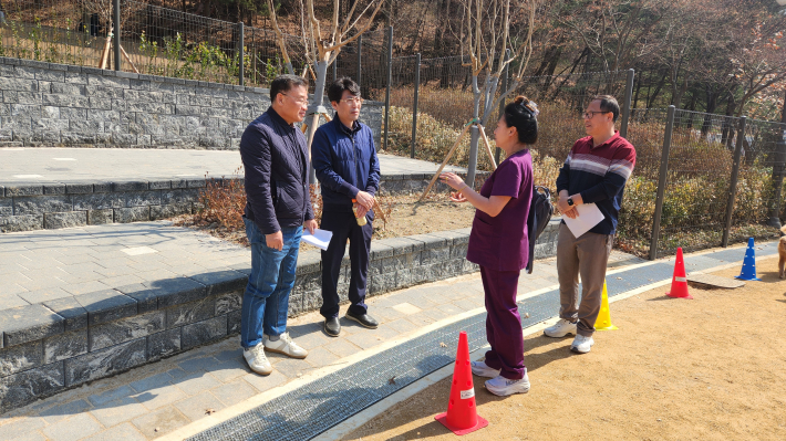 황규돈 팔달구청장이 숙지공원 반려견 놀이터를 방문해 셀프미용 교육 현장을 살펴보고 강사와 의견을 나누고 있다.