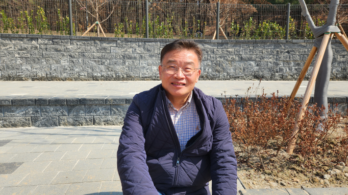 황규돈 팔달구청장이 시민기자의 인터뷰 요청에 응하며 현장 소통에 나서고 있다.