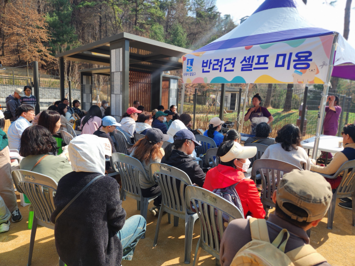 유기견 보호단체 '새삶' 염수진 대표가 셀프미용 교육을 진행하며 반려견 관리 방법을 설명하고 있다.