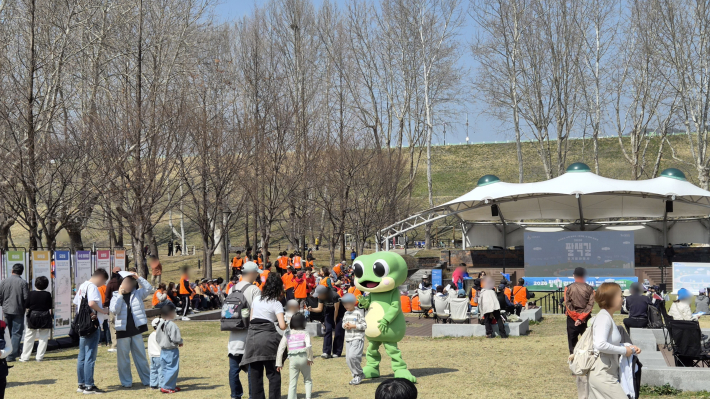 많은 수원 시민들이 행사 전 광교공원 일대에서 즐기고 있다.