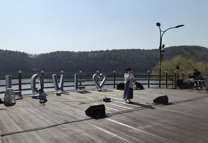 지게길에서 2시 50분부터 3시 50분까지 경기대학교 통기타동아리, SUS4, 싱어송라이터 엘리, 아주대학교 작곡동아리 미디올로지 등의 버스킹 공연이 있었다