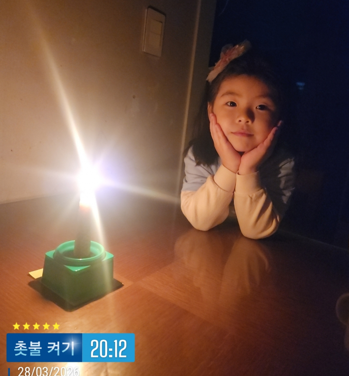 수원시 기후변화체험교육관 캠페인 참여 인증 사진을 촬영하는 모습